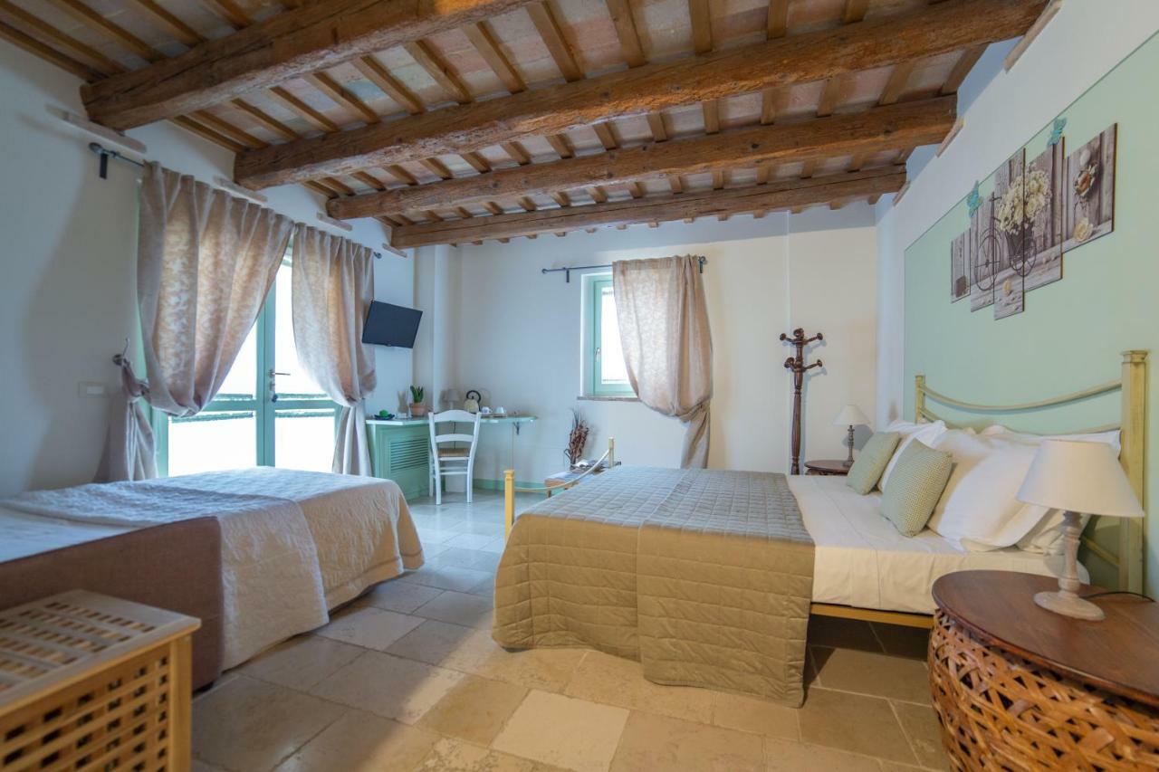 Le Maracla Country House Iesi Bagian luar foto